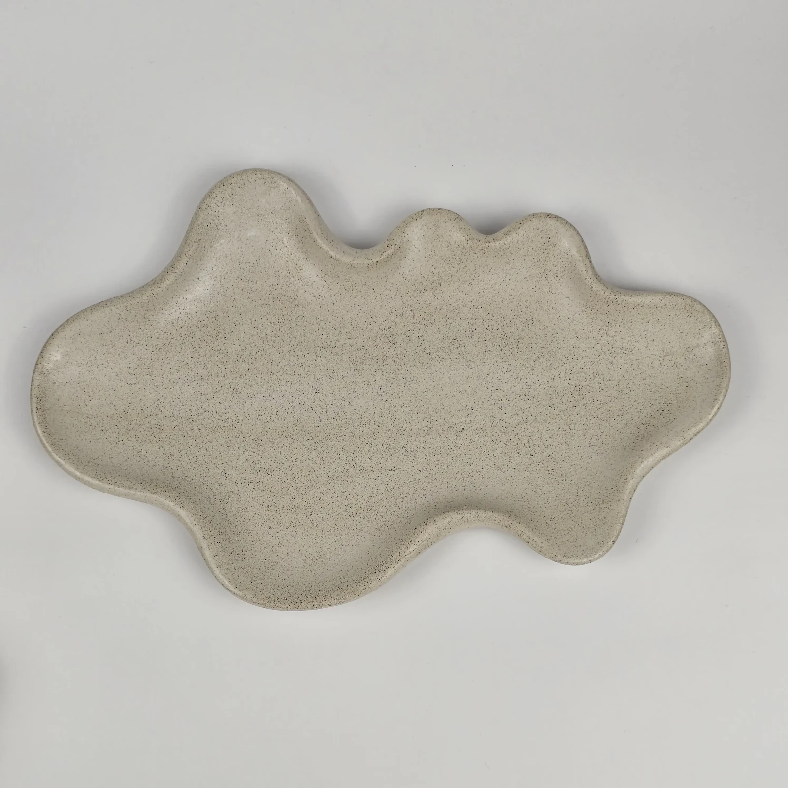 Ręcznie robiona taca dekoracyjna w kształcie chmurki wykonana z gipsu polimerowego z dodatkiem piasku nadmorskiego, widok z góry