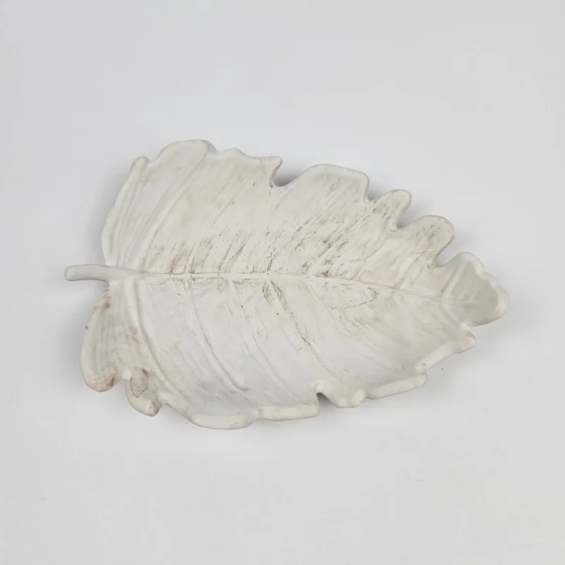Biała taca w kształcie liścia monstery z gipsu polimerowego na biżuterię i klucze, widok z góry