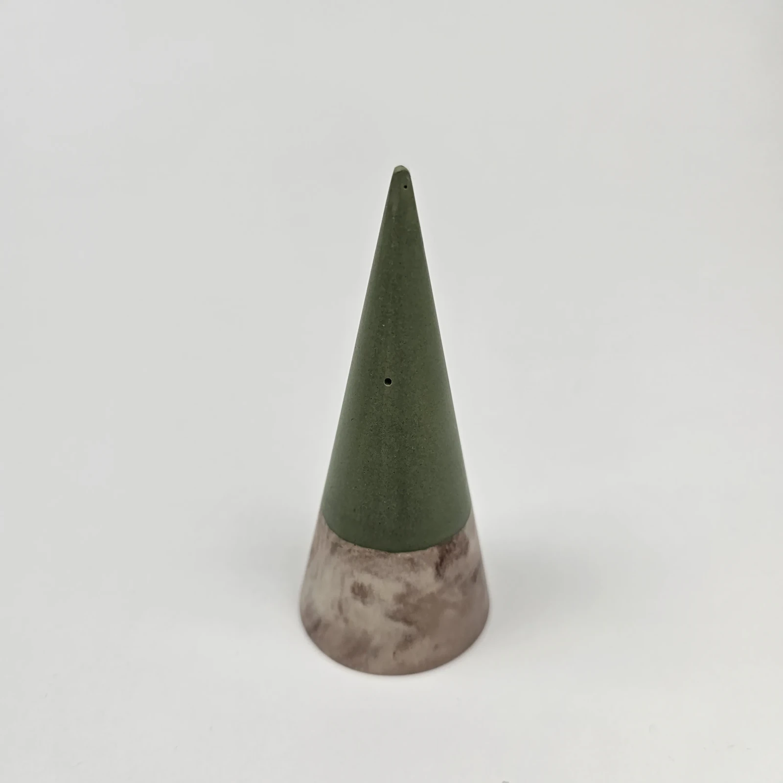 Minimalistyczna dekoracja na toaletkę w kształcie stożka do przechowywania pierścionków.