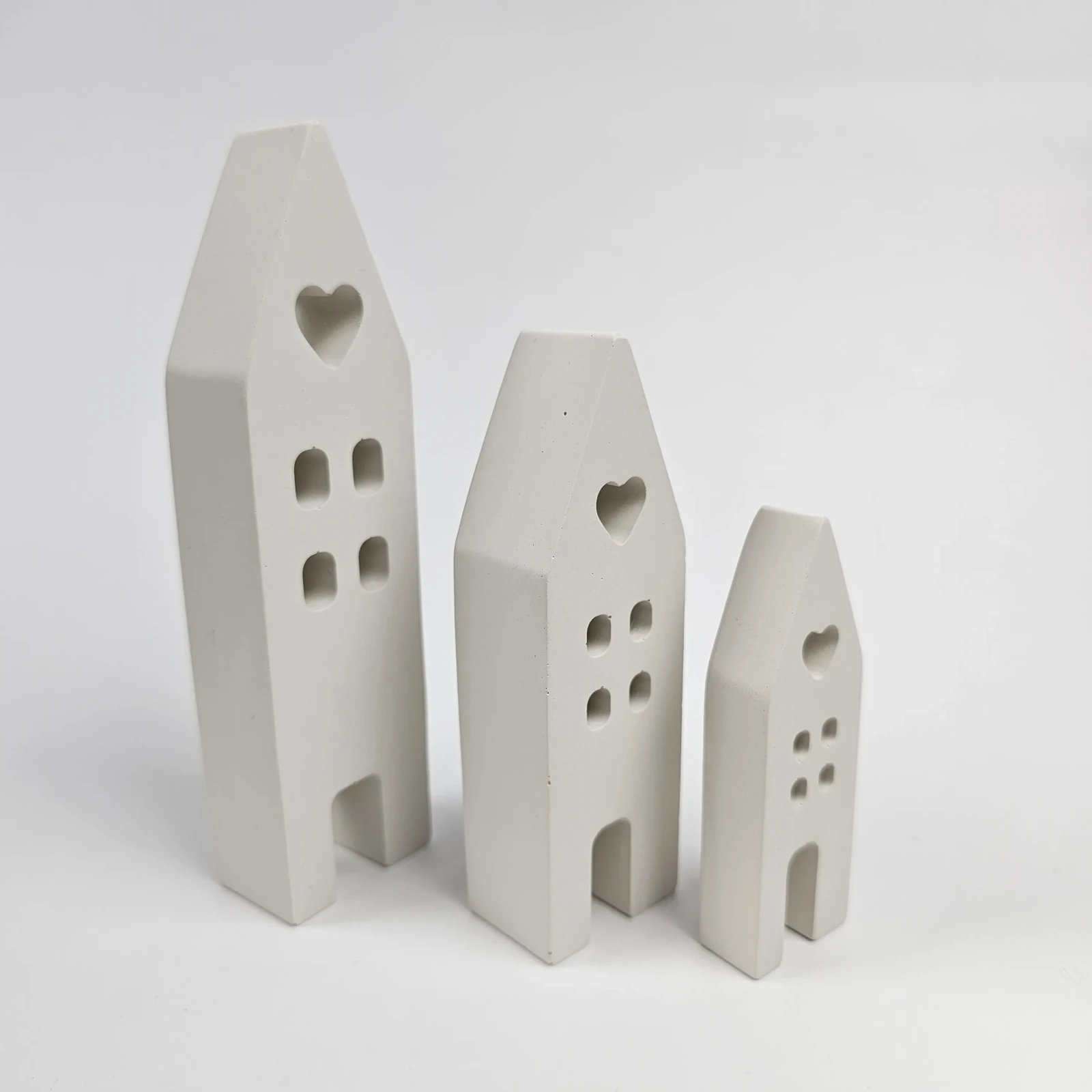 Boczny widok domków z gipsu polimerowego ukazujący grubość materiału i precyzyjne wycięcie w kształcie serca.