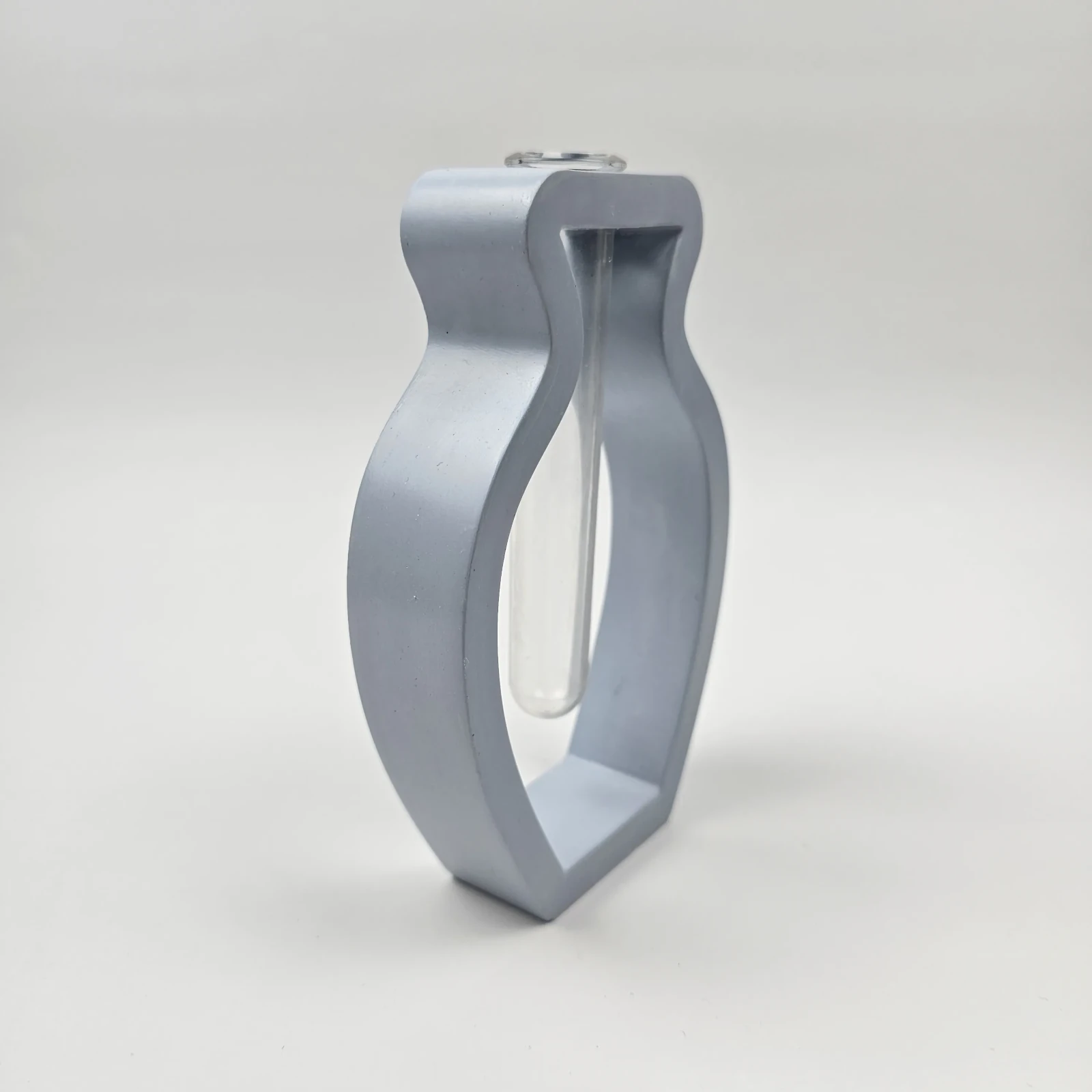 Profil boczny niebieskiej dekoracji na biurko z gipsu polimerowego o kształcie fali