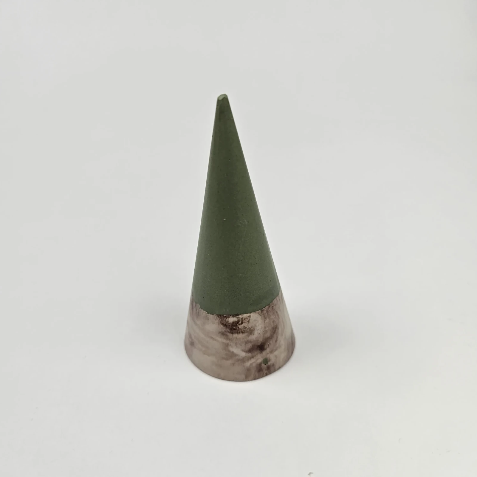 Detal marmurkowej podstawy stojaka na biżuterię wykonanego ręcznie z gipsu.