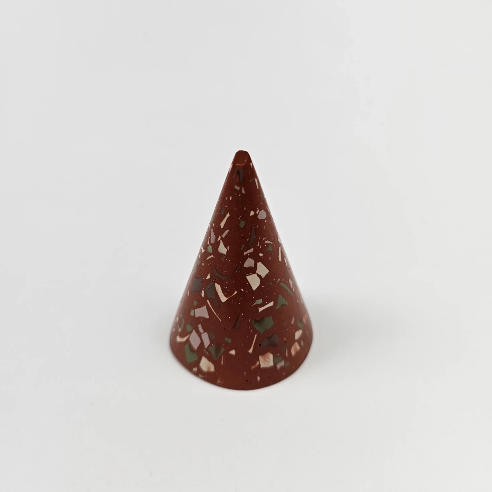 Nowoczesny stojak na biżuterię w kolorze ceglastym idealny na prezent dla niej