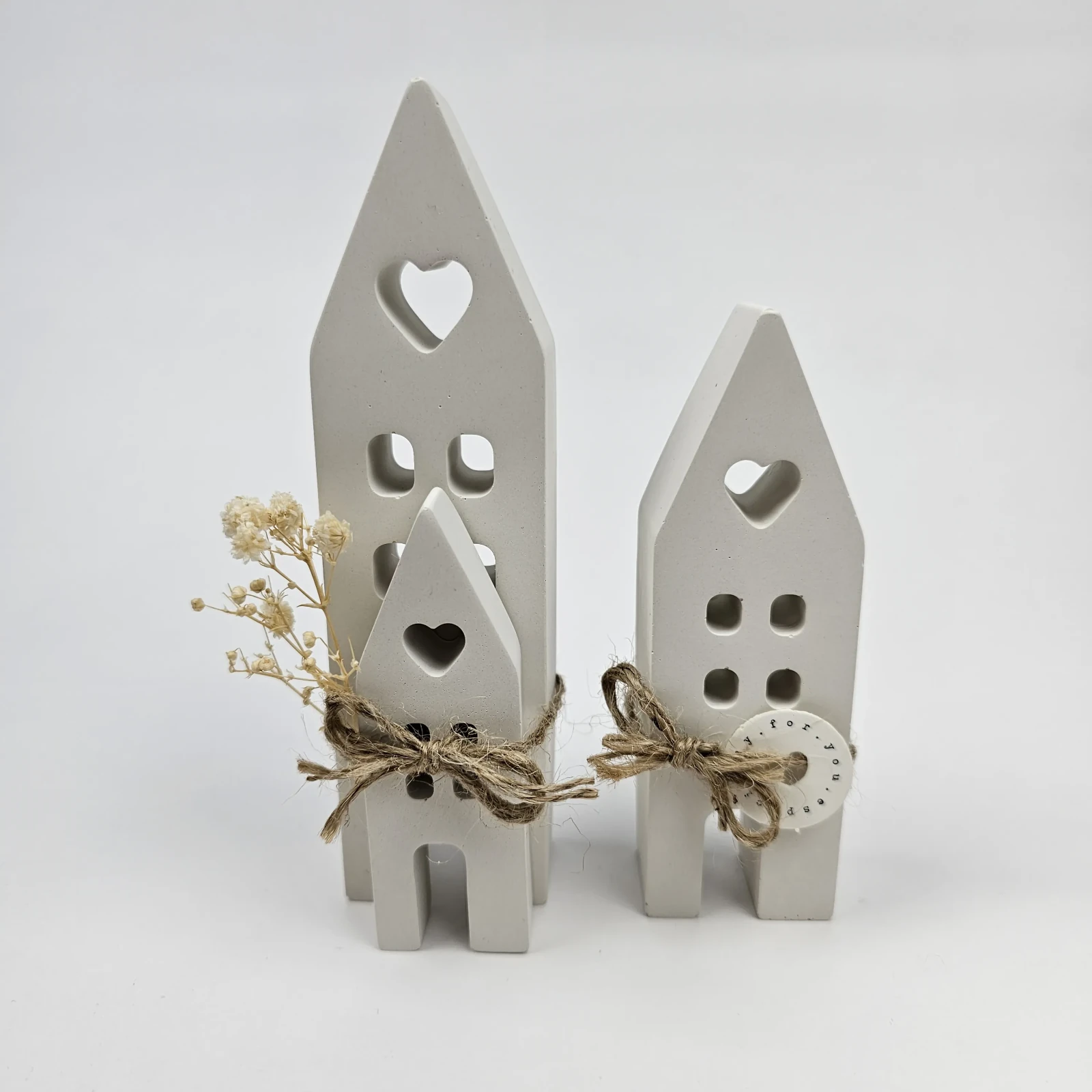 Dekoracyjne domki z gipsu polimerowego ozdobione sznurkiem jutowym i suszonymi kwiatami jako pomysł na prezent.