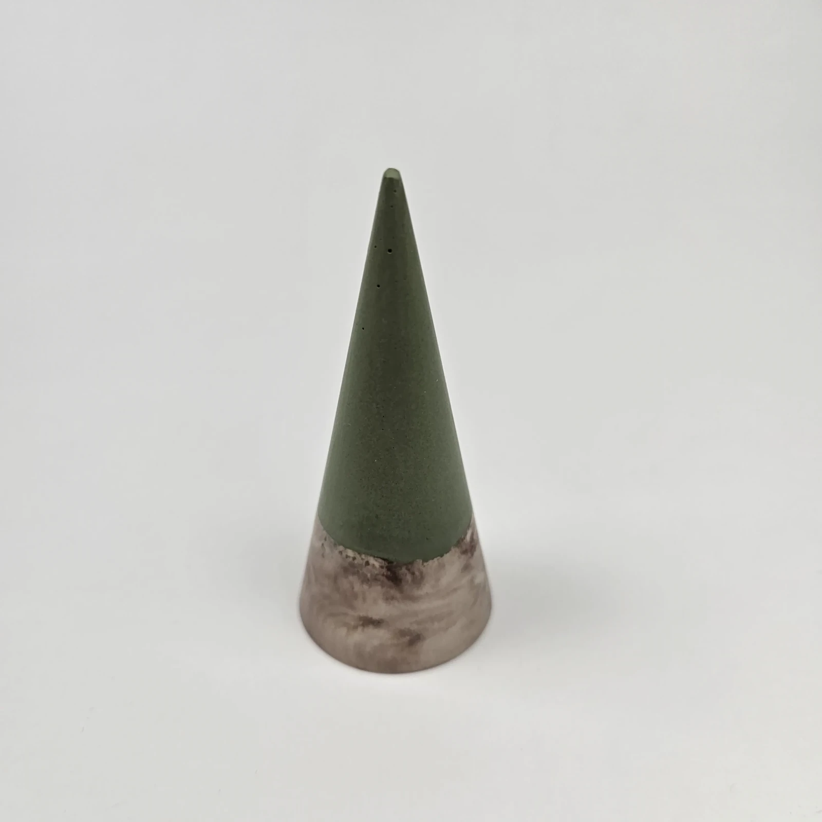 Zielony stojak na pierścionki w kształcie stożka z gipsu polimerowego z marmurkową podstawą.