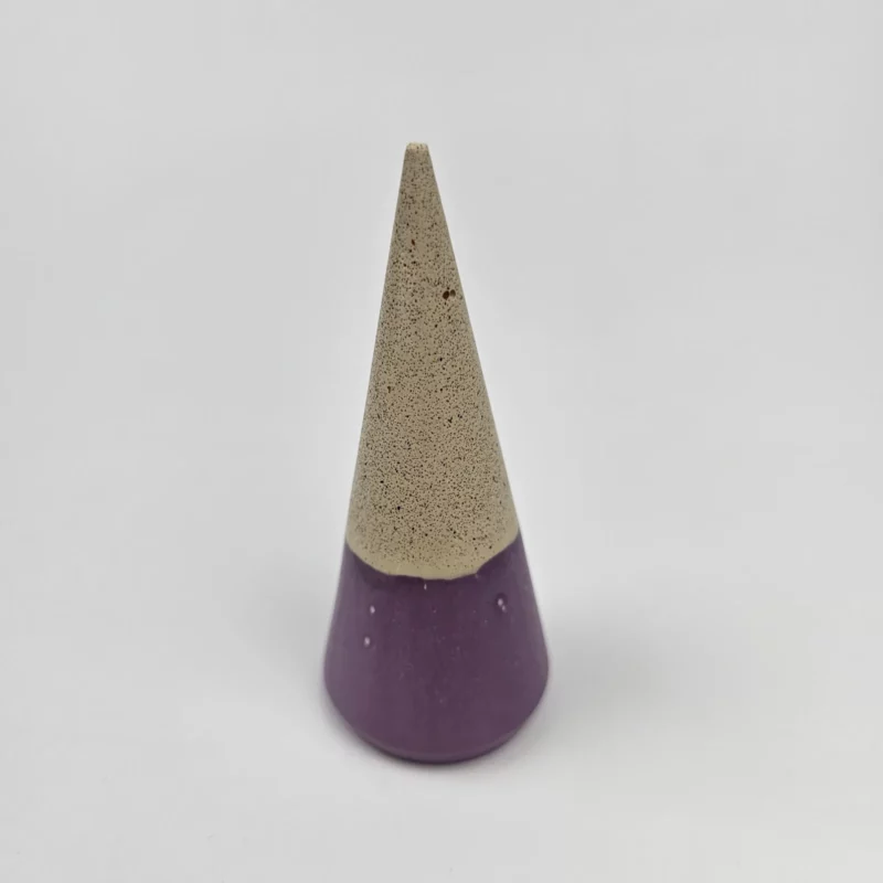 Fioletowy stojak na pierścionki w kształcie stożka z teksturą piasku morskiego, rękodzieło z gipsu polimerowego.
