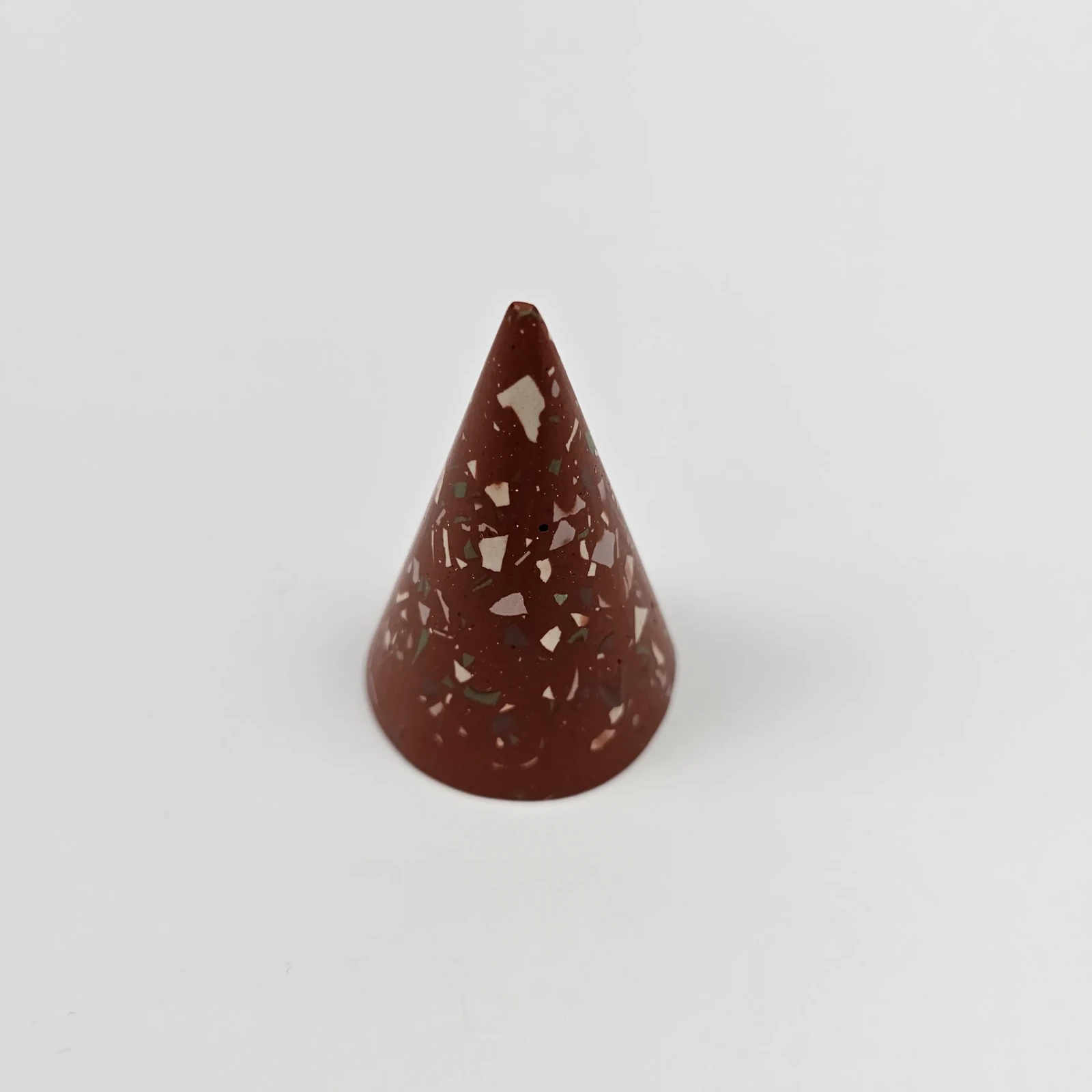 Ceglasty stojak na pierścionki w kształcie stożka z gipsu polimerowego w stylu terrazzo