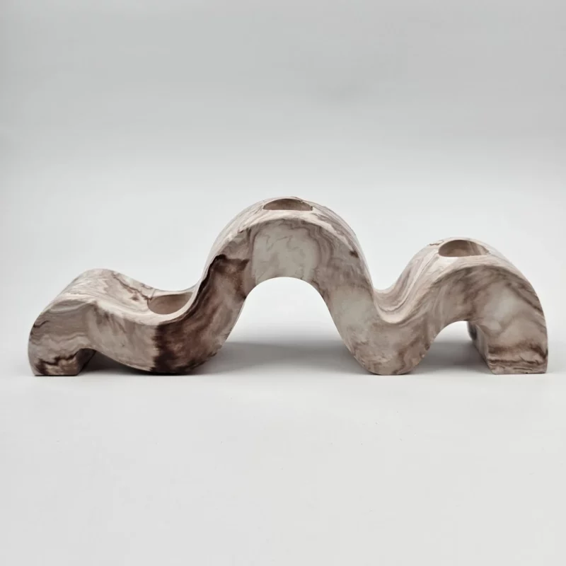 Nowoczesny świecznik fala z gipsu polimerowego w kolorze brązowy marmurek, widok z boku