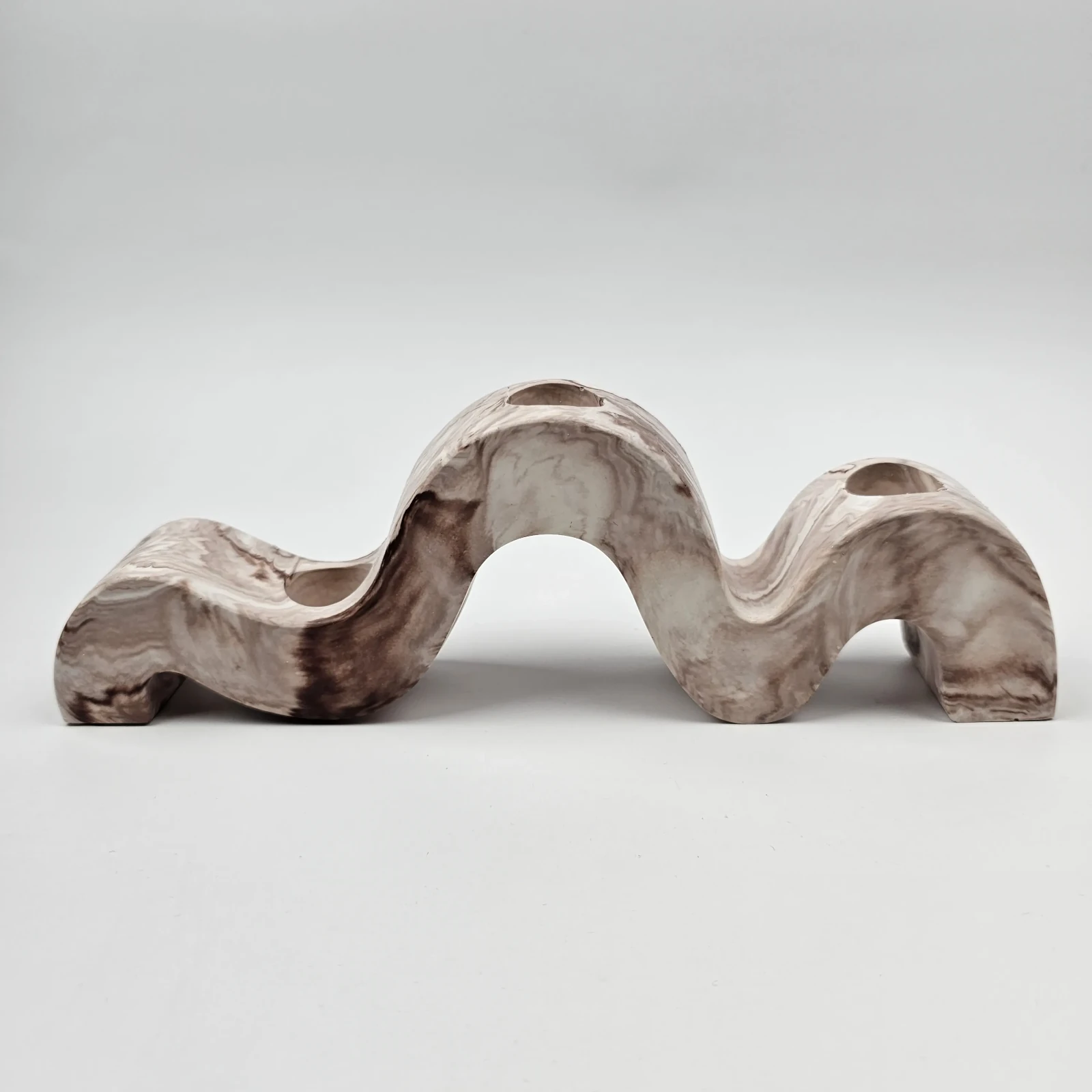 Nowoczesny świecznik fala z gipsu polimerowego w kolorze brązowy marmurek, widok z boku