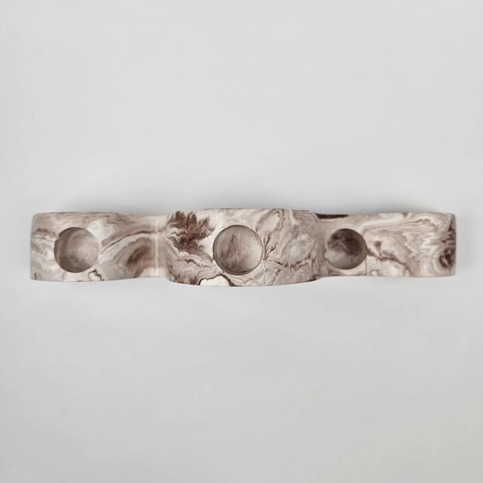 Świecznik na 3 świece stołowe z gipsu polimerowego widok z góry otwory