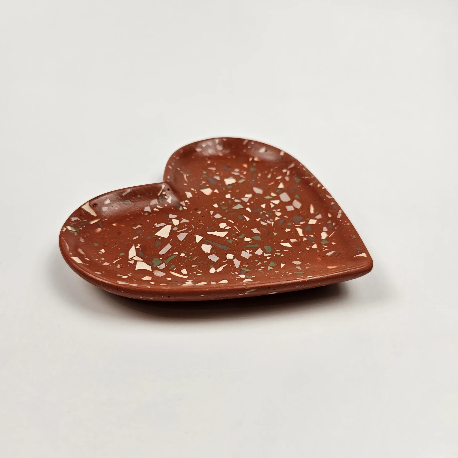 Ręcznie robiona tacka na biżuterię w kształcie serca, widok z profilu ukazujący grubość i gładkie wykończenie materiału.