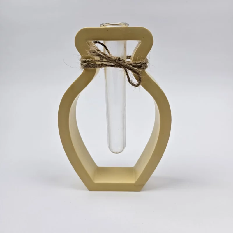 Pastelowy żółty wazon z gipsu polimerowego w kształcie łuku ze szklaną fiolką i sznurkiem jutowym