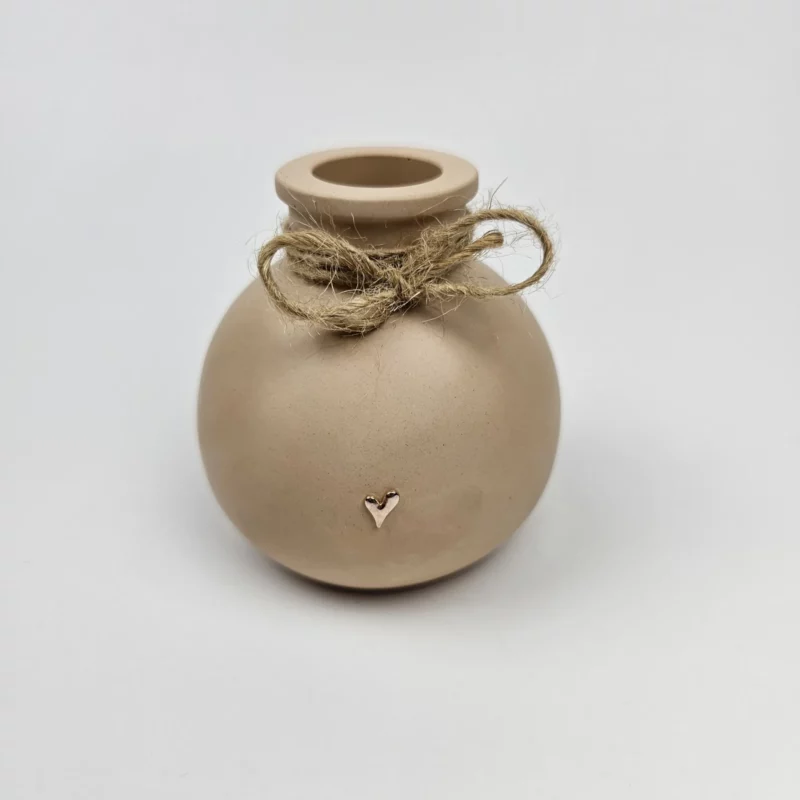 Beżowy wazonik kula z gipsu polimerowego przewiązany sznurkiem jutowym w stylu boho.