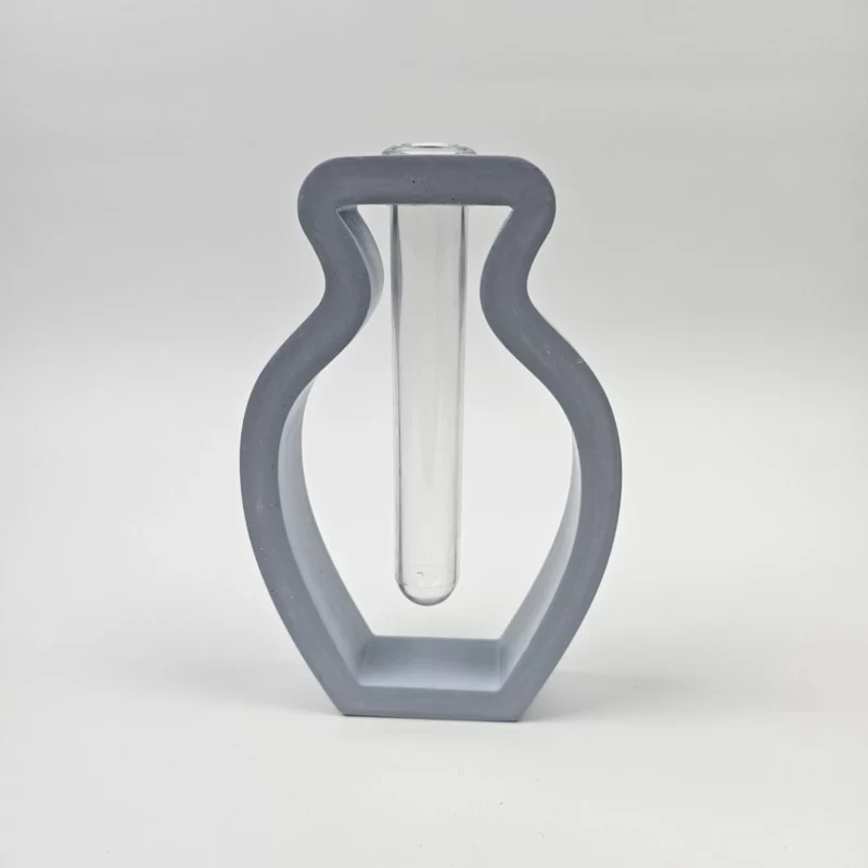 Pastelowy niebieski wazonik z gipsu polimerowego o falistym kształcie z fiolką na kwiat