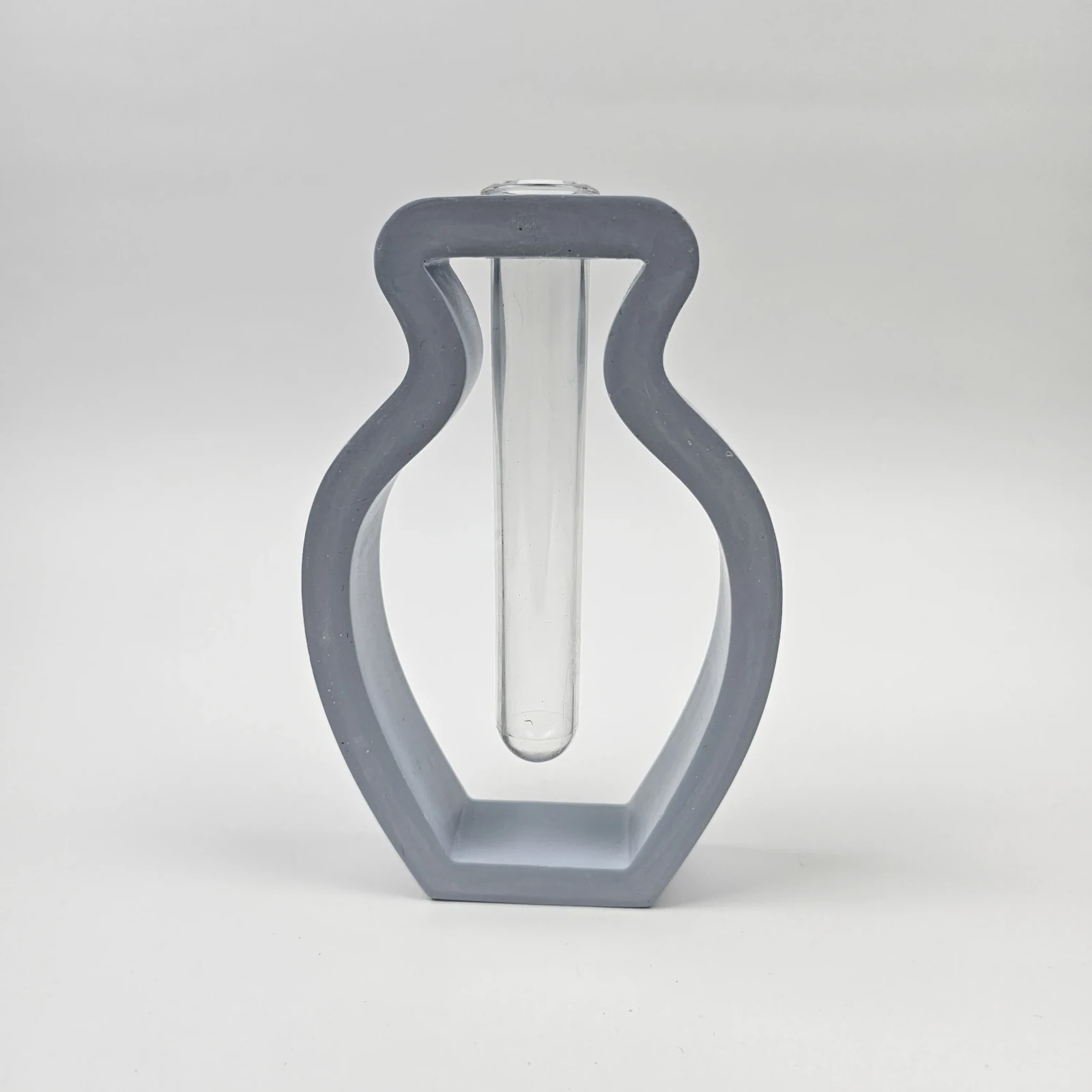 Pastelowy niebieski wazonik z gipsu polimerowego o falistym kształcie z fiolką na kwiat